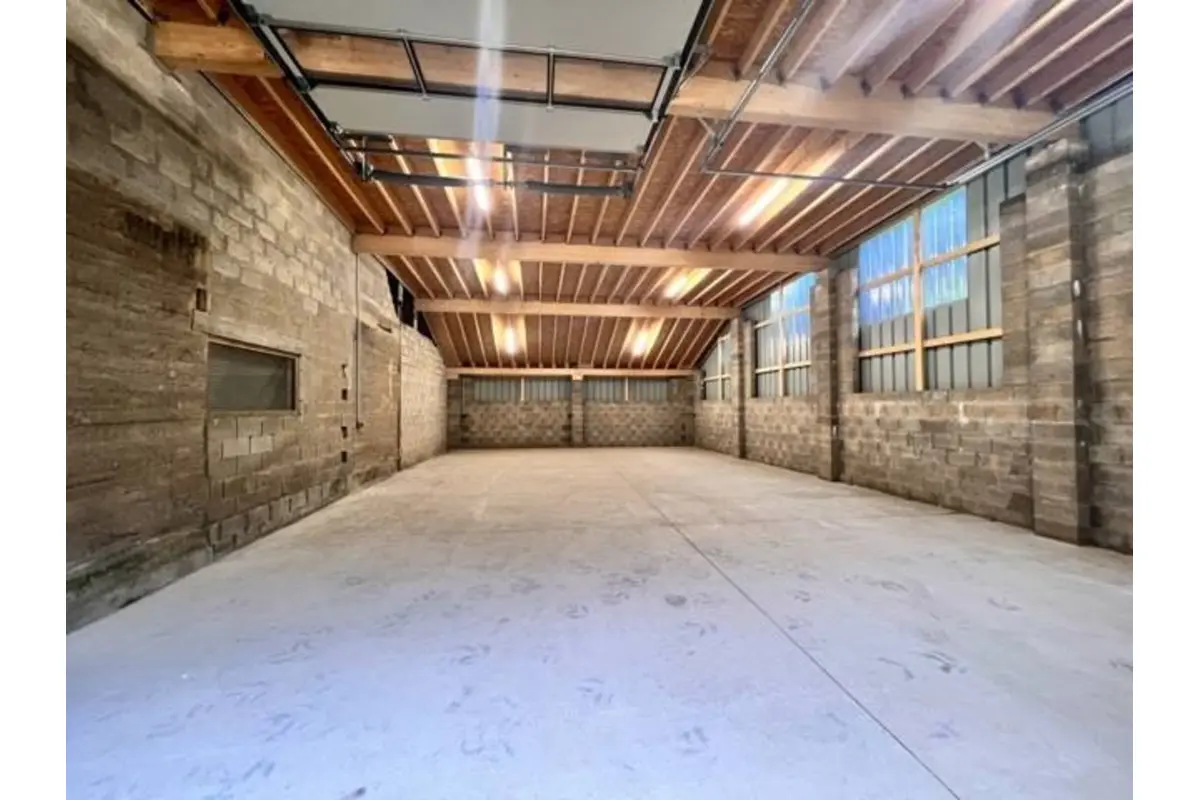 Commerce à louer à Saint-Léger 6747 900.00€  chambres 215.00m² - annonce 290983