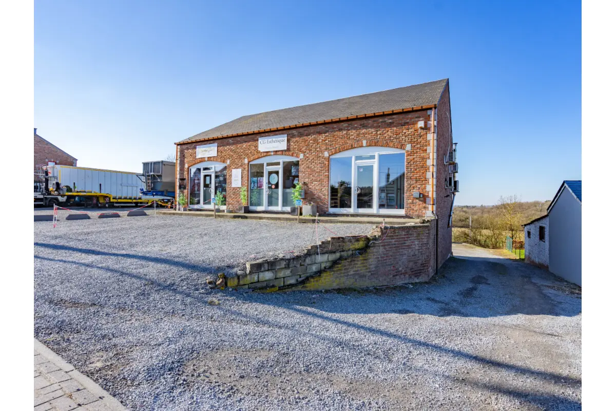 Commerce à vendre à Aye 6900 399000.00€ 0 chambres 320.00m² - annonce 685540