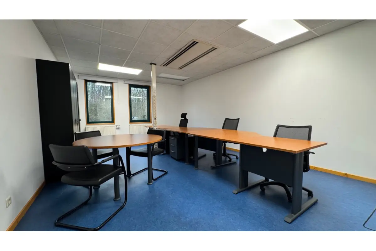 Commerce à louer à Aye 6900 600.00€  chambres 30.00m² - annonce 697473